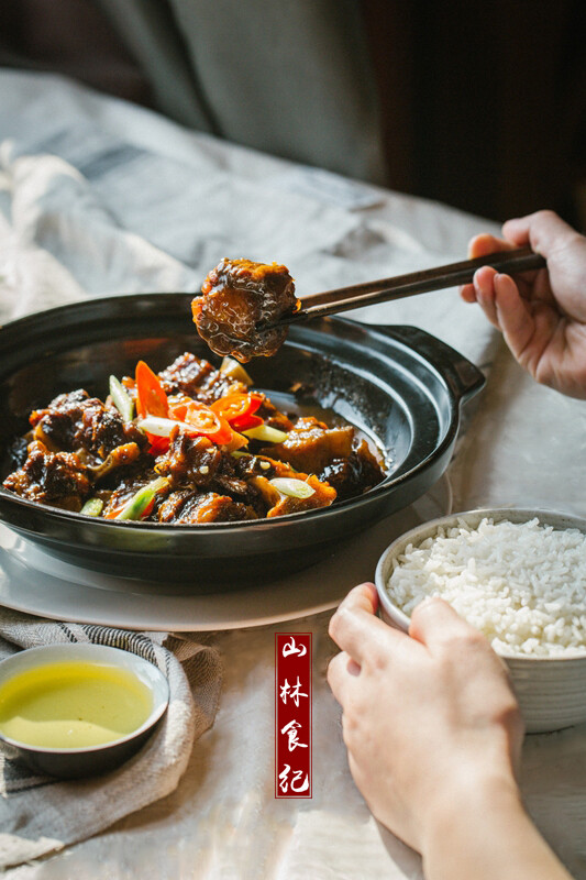 之前在扬州拍摄的客片
没有任何道具的帮助下
借助窗边强光的一组