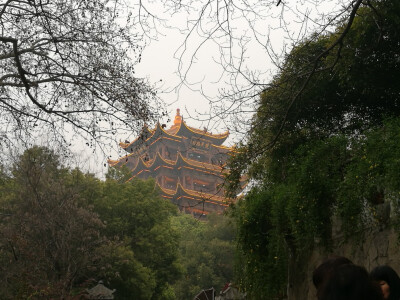 昔人已乘黄鹤去，此地空余黄鹤楼