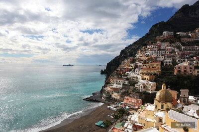 波西塔诺这座千人小镇矗立于坎帕尼亚的阿马尔菲海岸悬崖上，事实上这条蜿蜒50公里的海岸线上有数十个风景宜人的小镇，波西塔诺当数其中最引人入胜的地方