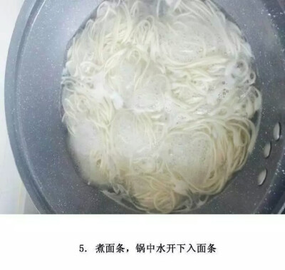 【酸辣汤面】
开胃好吃不过酸辣面，吃完之后超级满足，做法感人，颜控吃货大爱！ ​​​​