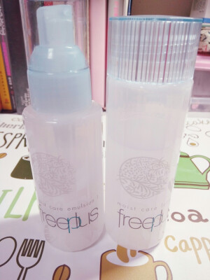 芙丽芳丝保湿水乳套装~听说这个牌子不含香料香精，对皮肤刺激性比较小哦，所以想试试看。味道的话一开始会觉得怪怪的，但是用久了就好啦，感觉没什么味道了。对于我来说冬天用的话滋润度有点不够，还需要擦一些面霜，春秋用就刚好，夏天可能会有点油。这个就是基本的护肤，没什么功能性，天生丽质的妹子可以选择哦