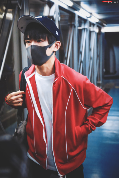 #易烊千玺 #TFBOYS 机场饭拍 高清 帅气 时尚担当易烊千玺