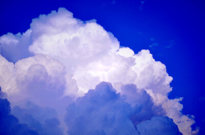 蓝色云中一点光亮 里面会不会藏着仙子的城堡呢