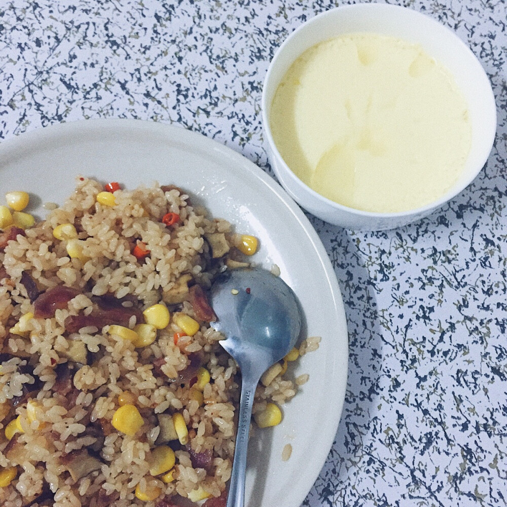 「晚餐」
电饭煲焖饭，玉米+胡萝卜+腊肠
水蒸蛋