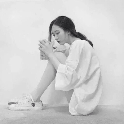 黑白女生头像