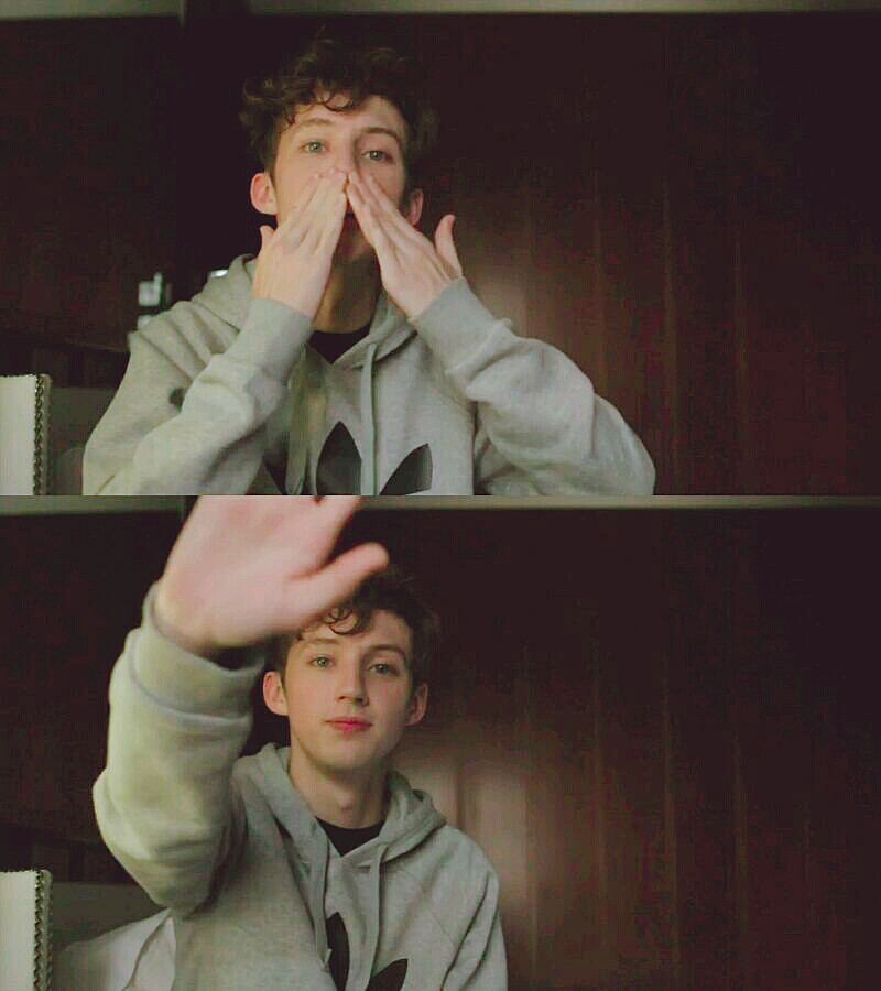 troye sivan 向戳爷美色低头
献吻小天使又来了
#头像#壁纸#存图舔颜
戳戳美颜盛世
壁纸
优美的分割线――――――――――――
看到自己搜集或制作的图片有受到喜爱我也就放心了，图片不多，喜欢就好。重点得听歌哦亲爱的们！
――――――――――
by儿童有何吩咐