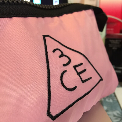 3CE粉色工具包PINKPOUCH随身化妆包18CM24CM绣字布艺stylenanda 入的新款牛奶粉色 可以做收纳洗漱包 是加厚防水的 放日常化妆品随身带的刚刚好～太喜欢了～
