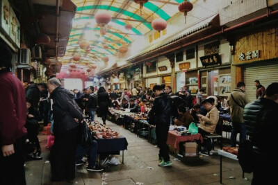 经过善化坊 的时候无意中看见一个规模挺大的寿山石集市，十分惊奇，和小伙伴逛了一圈，觉得自己来到了一个不一样又很神奇的世界~ 来自 张小篱儿