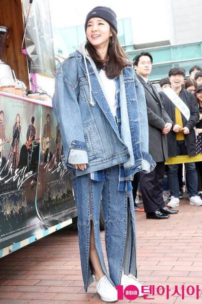 배우 산다라박이 24일 오후 부산광역시 금정구 부산대학교에서 열린 영화 ‘원스텝’ 게릴라 이벤트에 참석했다.