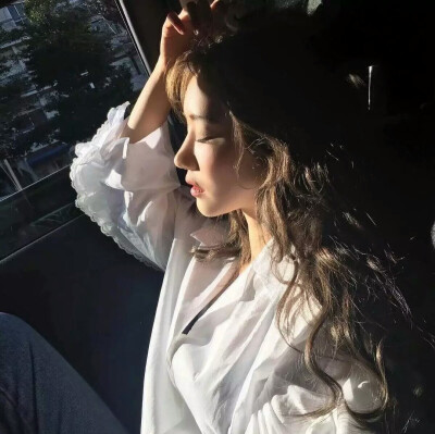 女头. 侧颜杀. 伤感.