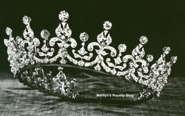 这顶王冠是玛丽王后在1893年得到的结婚礼物，在1947年玛丽王后的孙女伊丽莎白女王结婚时，王后把它送给了伊丽莎白，女王非常喜爱这顶王冠。这顶王冠最为熟悉的就是英国钱币，每次印制新币，伊丽沙白都会戴上这顶王冠。