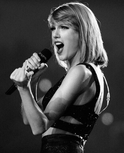 泰勒·斯威夫特（Taylor Swift），1989年12月13日出生于美国宾夕法尼亚州，美国流行音乐、乡村音乐创作型女歌手、音乐制作人、演员、慈善家。