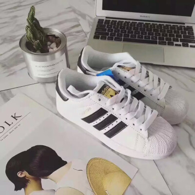 夏季不可缺少的一双 贝壳头金标 Adidas