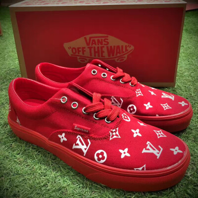 #上新
LV重磅联名！Supreme x Louis Vuitton（路易斯·威登LV） x Vans Era 经典鞋款的联名 ，一线的奢华品牌配上街头，绝对是另外一番风味！