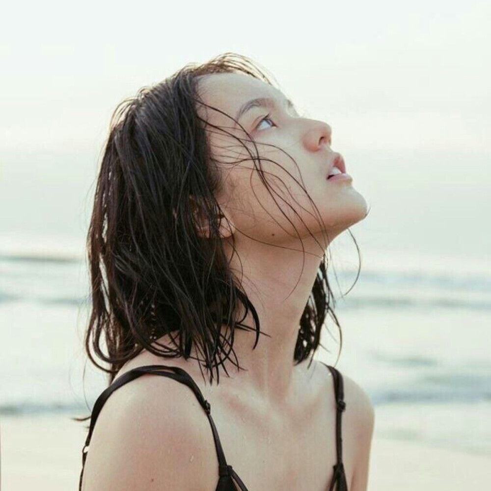 我抬起头看看天，还是一样蓝。像极了18岁你说爱我是的纯净