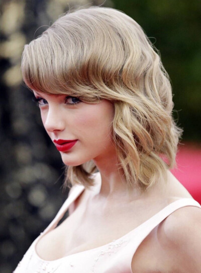 泰勒·斯威夫特（Taylor Swift），1989年12月13日出生于美国宾夕法尼亚州，美国流行音乐、乡村音乐创作型女歌手、音乐制作人、演员、慈善家。