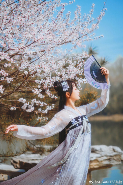 十里桃花开，缤纷梨花雨。韶华逝如梦，伊人依旧在。