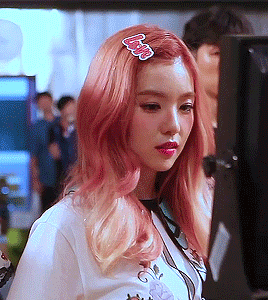 29日出生于韩国大邱市,韩国女歌手,女子演唱组合red velvet成员之一