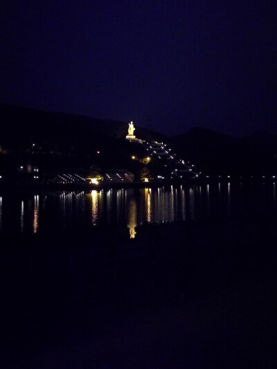 家里神女湖春节夜景