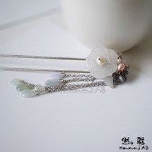 云鬓花颜金步摇，芙蓉帐暖度春宵。