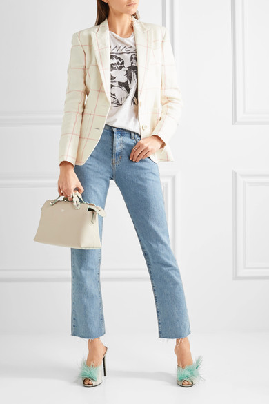 Fendi 2017 春夏秀台系列再度发布多款人气配饰，其中这款 “By The Way” 单肩包尤为抢眼。它运用软滑的优等皮革，于顶级工艺集中地意大利制成，配有铆钉装饰手柄和可拆卸肩带。悦目的薄荷绿点亮波浪边缘，包内衬有…