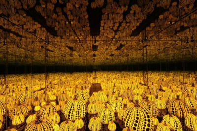 草间弥生在Hirshhorn Museum开展的装置艺术3