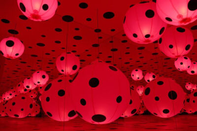草间弥生在Hirshhorn Museum开展的装置艺术4