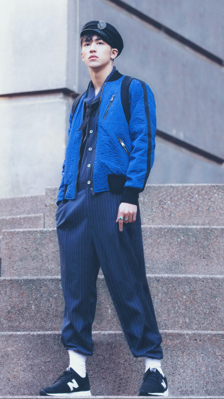 许魏洲蓝色军装街拍