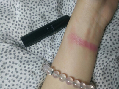曼秀雷敦的lipstick，小唇膏，粉色渐变，每回涂口红之前用这个打个底色