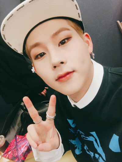 ❤❤MONSTAX 李周宪
170324官咖更新