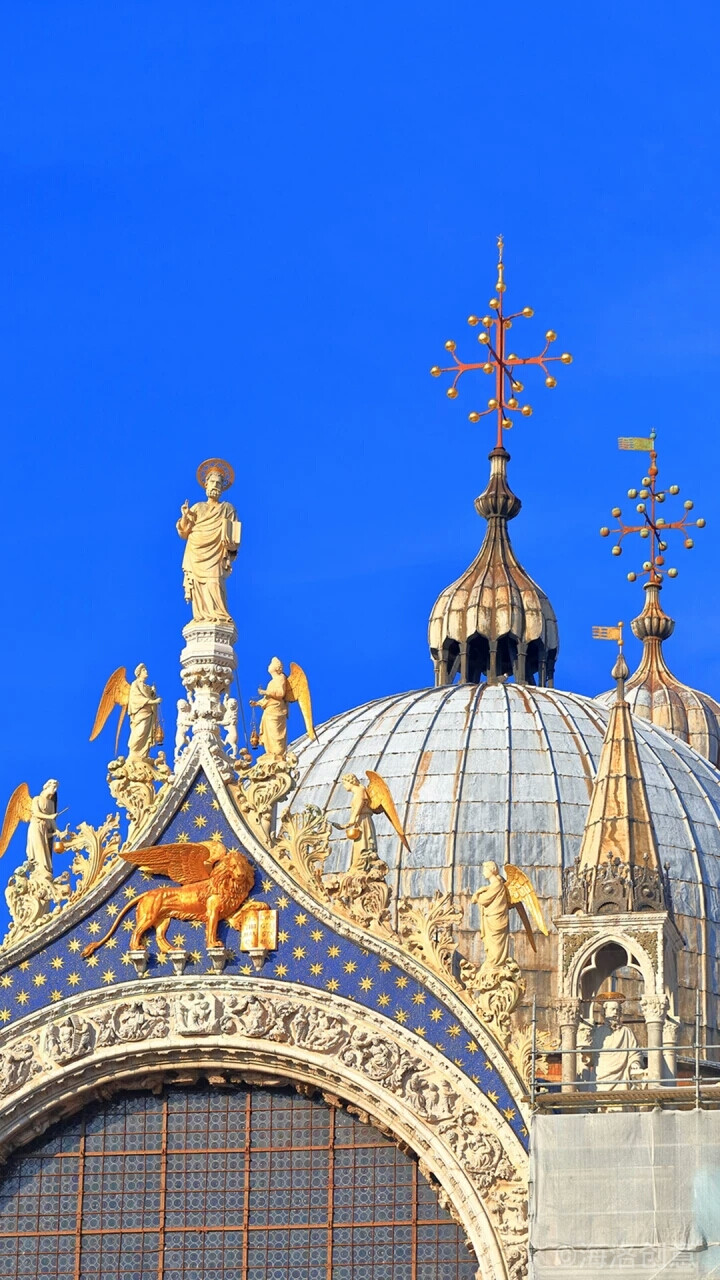 一座"偷来的"教堂 既然叫圣马可大教堂,自然和"圣马可"大有关系.