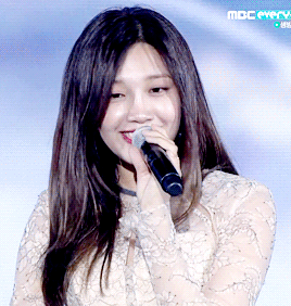 APINK郑恩地。抱图点赞。