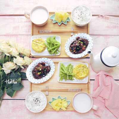 早安，今日早餐：红烧肉+蟹肉煎蛋+清炒四季豆+米饭+菠萝+花生浆。
红烧肉做法：《今天吃什么》P101页查看食谱，爱吃肉，无肉不欢！
蟹肉煎蛋做法：公众号回复97查看食谱。
清炒四季豆做法：《今天吃什么》P45页查看…