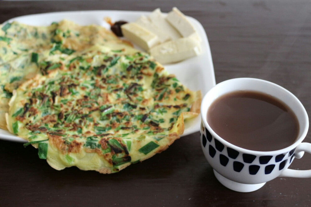 韭菜鸡蛋饼+红豆薏仁汤