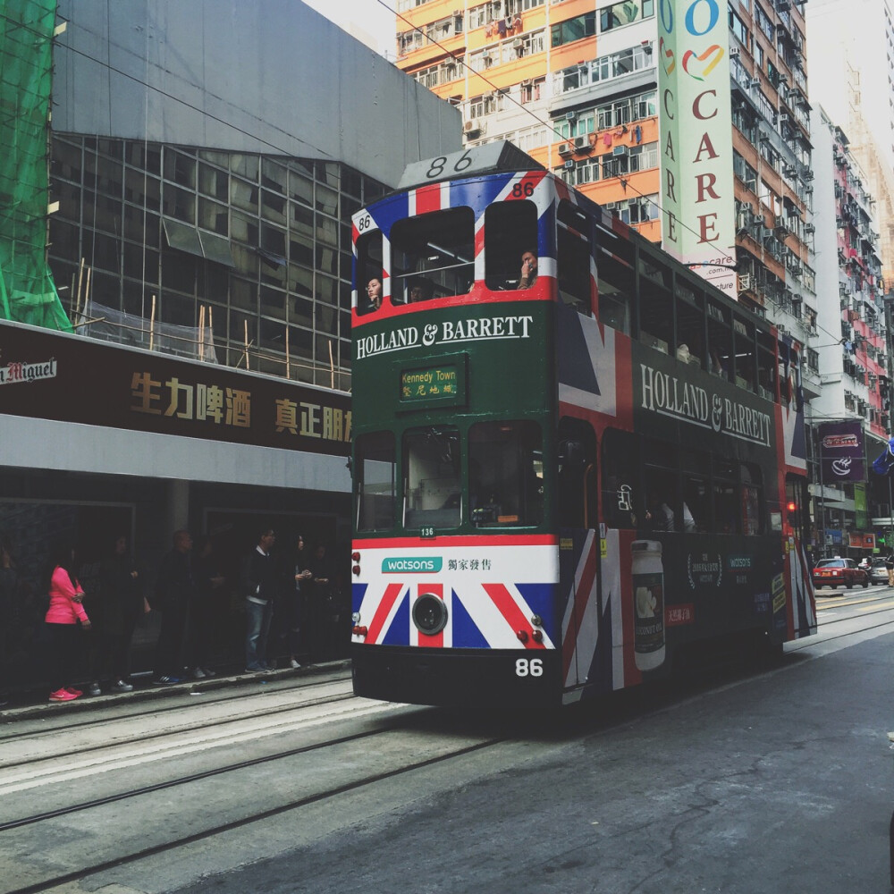 叮叮车｜香港 中环
看过《港囧》或者平日喜欢看港剧港片的朋友一定对叮叮车不陌生，这种极具代表性 复古又实惠的交通工具，几乎是去香港必坐，不用提前做什么准备，走在中环附近的街头，看到就可以上，上层视角很棒哦，价格不会超过2.3港币。