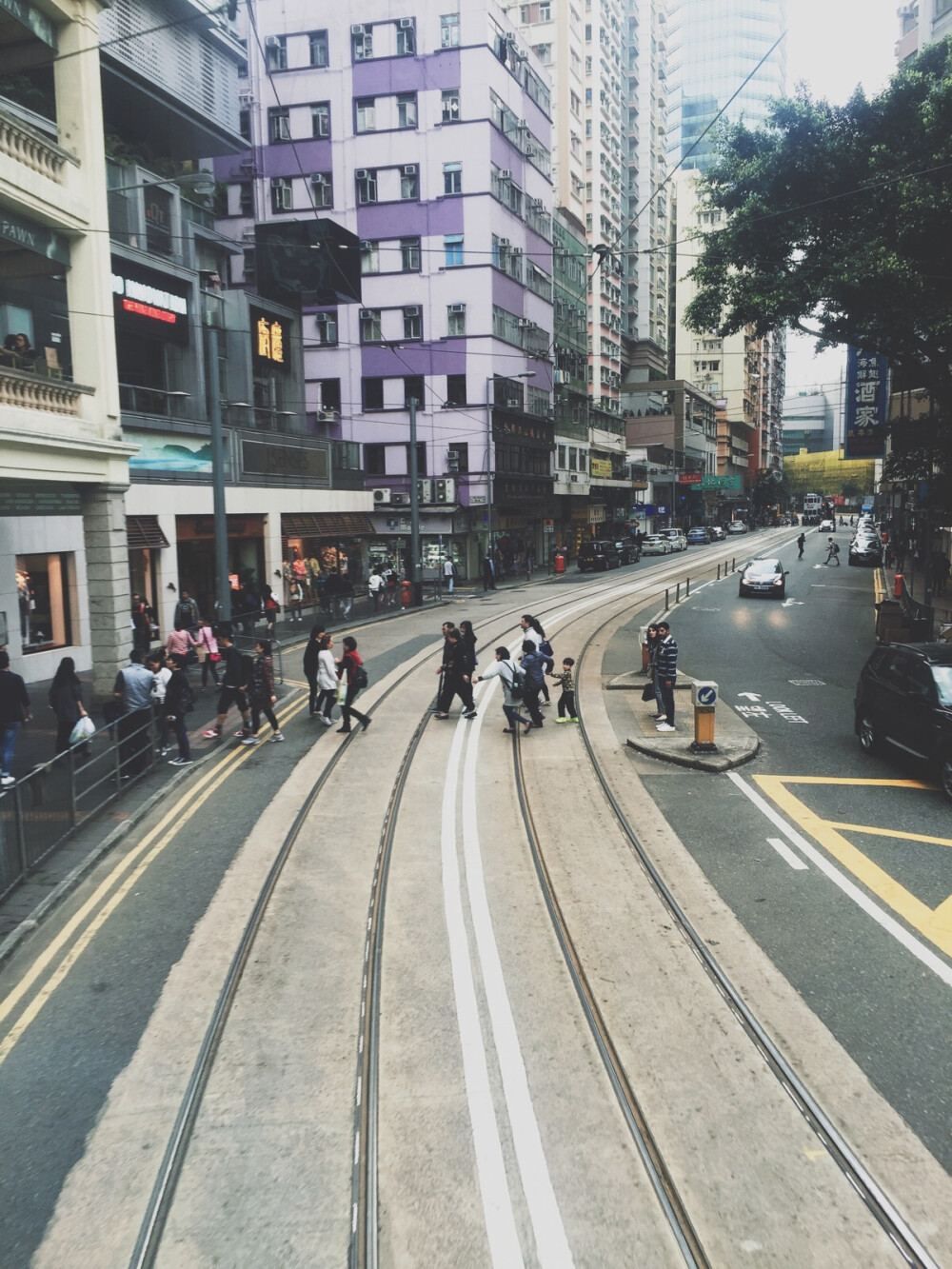 叮叮车｜香港 中环
看过《港囧》或者平日喜欢看港剧港片的朋友一定对叮叮车不陌生，这种极具代表性 复古又实惠的交通工具，几乎是去香港必坐，不用提前做什么准备，走在中环附近的街头，看到就可以上，上层视角很棒哦，价格不会超过2.3港币。