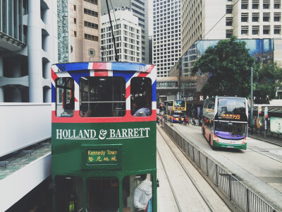 叮叮车｜香港 中环
看过《港囧》或者平日喜欢看港剧港片的朋友一定对叮叮车不陌生，这种极具代表性 复古又实惠的交通工具，几乎是去香港必坐，不用提前做什么…