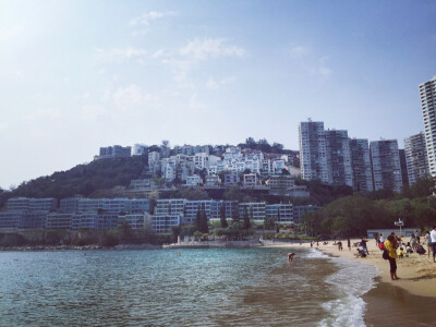 浅水湾｜香港
类似赤柱的安静，背山面海，半山坡上沿阶而上的建筑可以算是香港的豪宅，还有一些富人、名人也选择建巢于浅水湾，景色独好，但价格…你懂的，来…