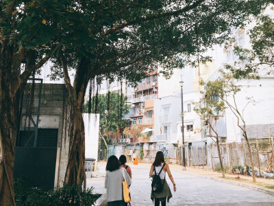 赤柱｜香港
与香港市区比较起来，赤柱相对慢节奏一些，很安静，很清新，适合度假、闲逛，建议可以在海边酒吧点一杯冰啤酒，或是脱下鞋子，丢掉包袱去海边玩耍…