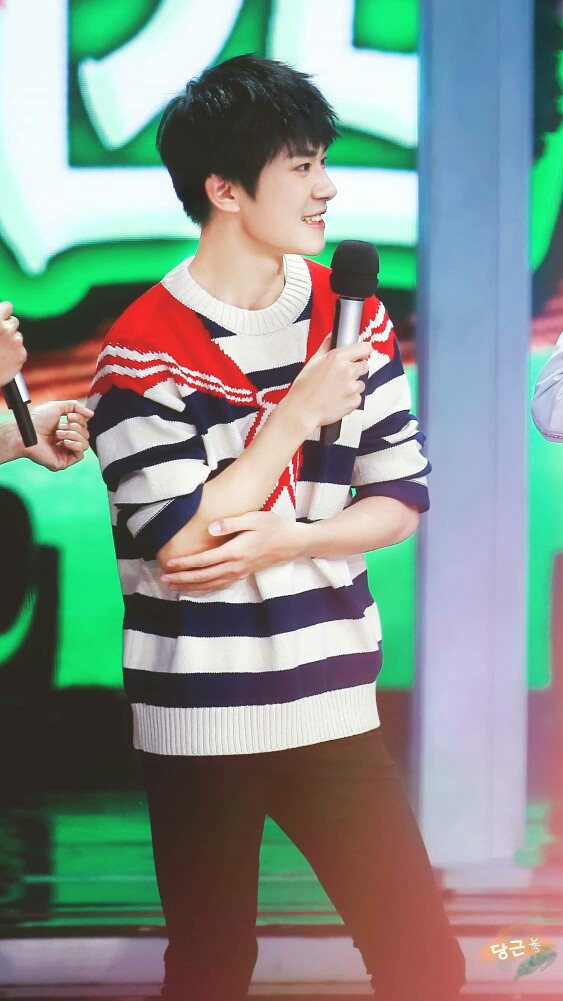 #一心一意，易烊千玺#看过少年长成，中年老矣，老者往生，越发觉得轮回不过是一场等待的游戏，高贵的生灵天生具备清肃的美好，你美丽稀有，你心怀悲悯，你是初升的旭阳，是滑落的晨露，是偶然走过的行人都为之倾倒的自然恩宠。