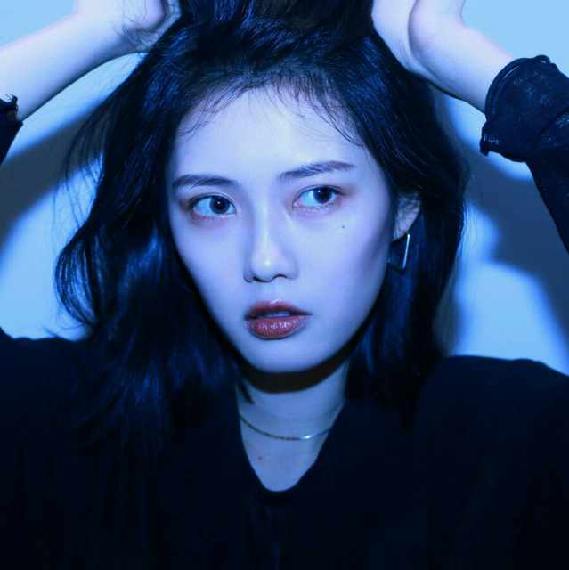 你把她变成一天一包烟
无所谓充满了双眼
再怎么劝
她都回不到从前