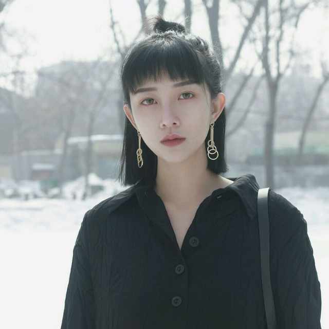 我只有一根烟了
可我还要撑一夜
我只有一点爱了
可是还要过一生