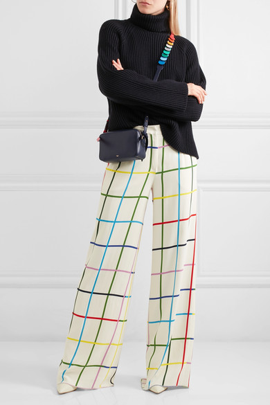 本季，设计师 Anya Hindmarch 耗费巨大精力探索几何学与艺术间密不可分的关系。这款 “Circle” 光滑皮革单肩包于意大利制成，包内以柔软的绒面革为衬，并配有一个拉链口袋和三个卡槽，助你将小物放置稳妥。不妨装上…