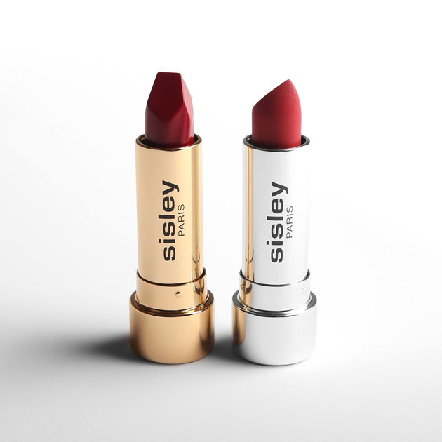 用大红唇让一天的工作气场全开吧！一抹法国sisley希思黎植物莹亮唇膏光彩点亮双唇，更以植物成分滋润唇部肌肤，植萃奢润入妆，超美妆容顷刻点亮，体味护肤与美妆的结合~