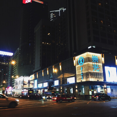 崇光｜香港
香港的夜晚，永远是灯红酒绿，车水马龙，川流不息，一派繁华景。