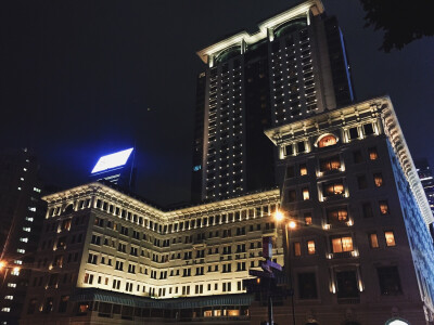 半岛酒店｜香港
香港的夜晚，永远是灯红酒绿，车水马龙，川流不息，一派繁华景。