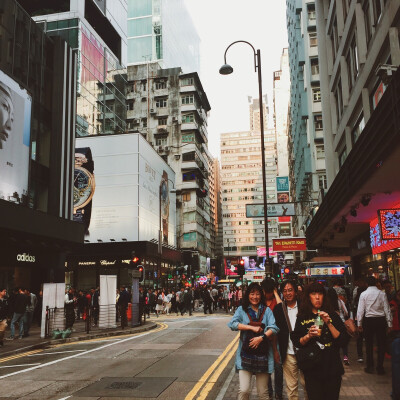 尖沙咀｜香港
华灯初上，人潮涌动，香港的人流量真的多，女人的逛街实力真的不容小觑。