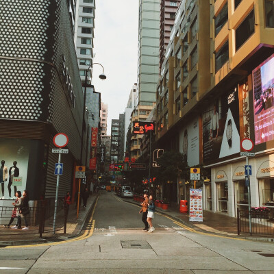 尖沙咀｜香港
华灯初上，人潮涌动，香港的人流量真的多，女人的逛街实力真的不容小觑。
