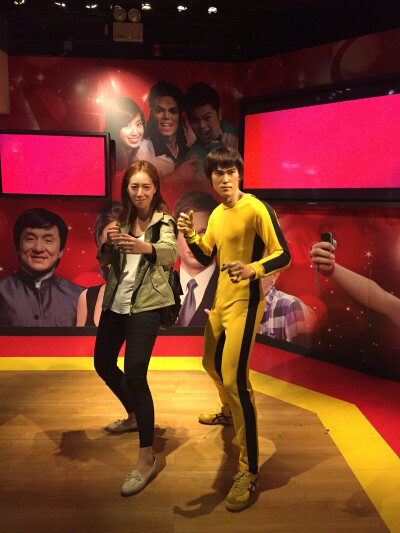 杜莎夫人蜡像馆｜香港 太平山顶
大家好！这是我和我亲哥，我姓黄，他穿了一身黄，嗯没错！是亲哥！