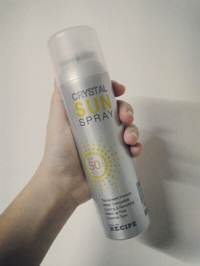 肌肤食谱防晒喷雾，SPF50 放包包里用来补喷。